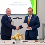 Trabach Tibor Cserkeszőlő és Hodálik Pál Szarvas polgármestere a dokumentum aláírása után 2024. december 19-én a Liget Hotel konferenciatermében.