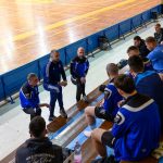 Eligazítás tart a három edző az első edzés előtt. Balról Kondacs János, Somogyi János és Klimaj Zoltán.