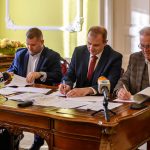 A kivitelező Galéria Invest Kft. képviseletében Szabó Tamás, a cég ügyvezetője, Szarvas város oldaláról Hodálik Pál polgármester, illetve dr. Melis János címzetes főjegyző látta el kézjegével a szerződést.