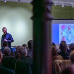 Zahorecz Pál evangélikus lelkész Teológiai standupjának második adását február 1-én láthatta a közönség a Tessedik Sámuel Múzeumban.