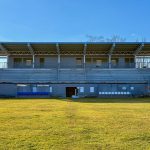 A szarvasi Erzsébet-ligeti sportpálya épülő lelátója 2025. február 17-én.