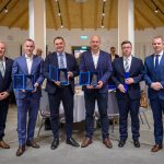 Dr. Melis János, Szarvas város címzetes főjegyzője, Szin Bence, a COOL4U Kft. üzletvezetője, Füzesséry Tibor, Gallicoop Zrt. gazdasági stratégiai vezérigazgató-helyettese, Zakar Mihály, a Corteva üzemvezetője, valamint Czinkóczky Csaba, a Corteva vetőmagelőállítási vezetője és Hodálik Pál, Szarvas város polgármestere az évértékelőt követő díjátadón.