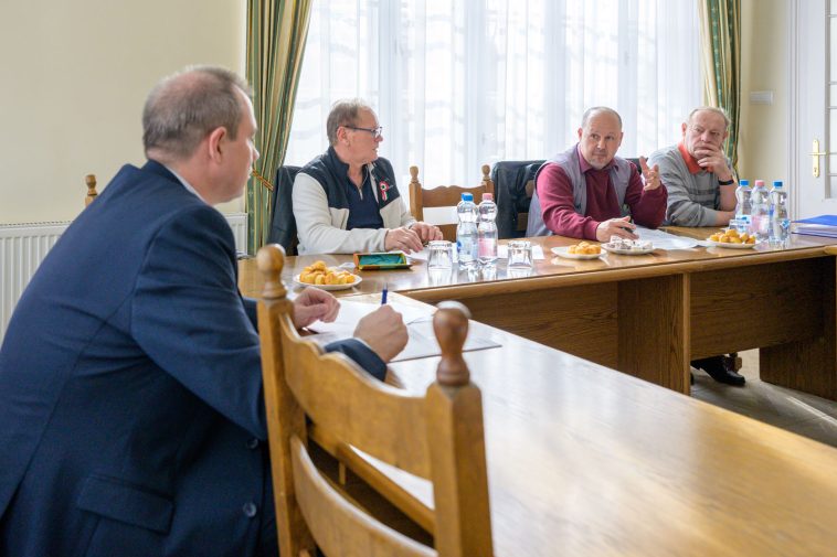 Brlázs János Kardos, Sinka Imre Békésszentandrás és Molnár József Csabacsűd polgármestere az egyeztetésen. Balról a házigazda, Hodálik Pál Szarvas város polgármestere.