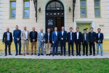 A világ legnagyobb klímagyártó vállalatának alelnökét és a szarvasi Cool4U Kft. képviselőit fogadta Hodálik Pál polgármester 2025. március 14-én.