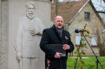 Jegercsik Csaba színművész a békésszentandrási megemlékezésen.