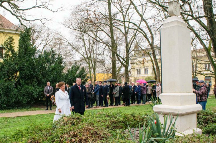 Závogyán Magdolna, a Kulturális és Innovációs Minisztérium kultúráért felelős államtitkára és Hodálik Pál, Szarvas város polgármestere megkoszorúzza a 48-as emlékművet 2025. március 15-én.