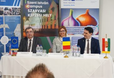 Bodnár Károly projektkoordinátor, dr. Andreea Adriana Petcov projektmenedzser (Temesvári I. Mihály Király Élettudományi Egyetem) és dr. Bozán Csaba projektmenedzser (MATE).