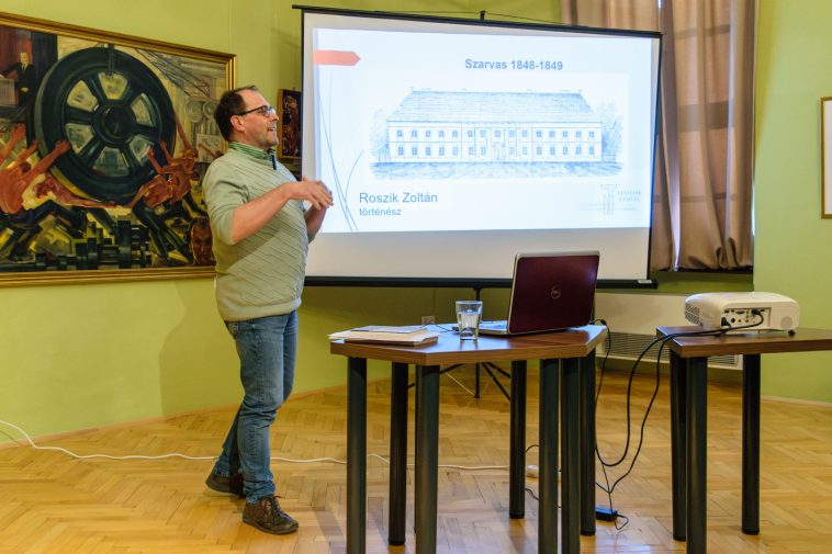 Roszik Zoltán muzeológus tart előadást a Tessedik Sámuel Múzeumban 2025. március 21-én.