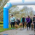 Indulnak a Fickók, a Csibészek és a Blökik a Szarvasi Arborétum kutyás terepfutó eseményén.