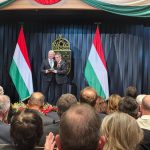 Babák Mihály (j) átveszi Semjén Zsolttól az érdemrendet.