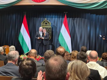 Babák Mihály (j) átveszi Semjén Zsolttól az érdemrendet.