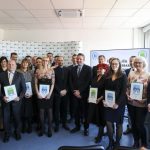 felelős helyettes államtitkára és Berta Tamás, a Magyar Közlekedéstudományi és Logisztikai Intézet közlekedésbiztonsági igazgatóhelyettese (középen, j-b) társaságában a Kerékpárosbarát Település és a Kerékpárosbarát Munkahely díjak átadása alkalmából az intézetben tartott ünnepségen 2025. március 19-én.