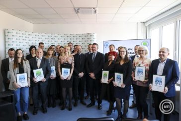 felelős helyettes államtitkára és Berta Tamás, a Magyar Közlekedéstudományi és Logisztikai Intézet közlekedésbiztonsági igazgatóhelyettese (középen, j-b) társaságában a Kerékpárosbarát Település és a Kerékpárosbarát Munkahely díjak átadása alkalmából az intézetben tartott ünnepségen 2025. március 19-én.