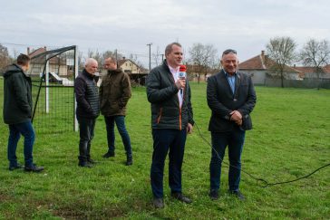 Hodálik Pál polgármester és Csanádi László, a körzet képviselője a Pázsit téri játszótéren 2025. március 27-én.