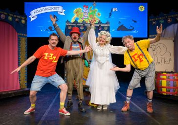 Gulyás Levente, Berta János, Szente Éva és Berényi-Nagy Péter a Vár a Kölyöksziget! kosztümös főpróbáján.