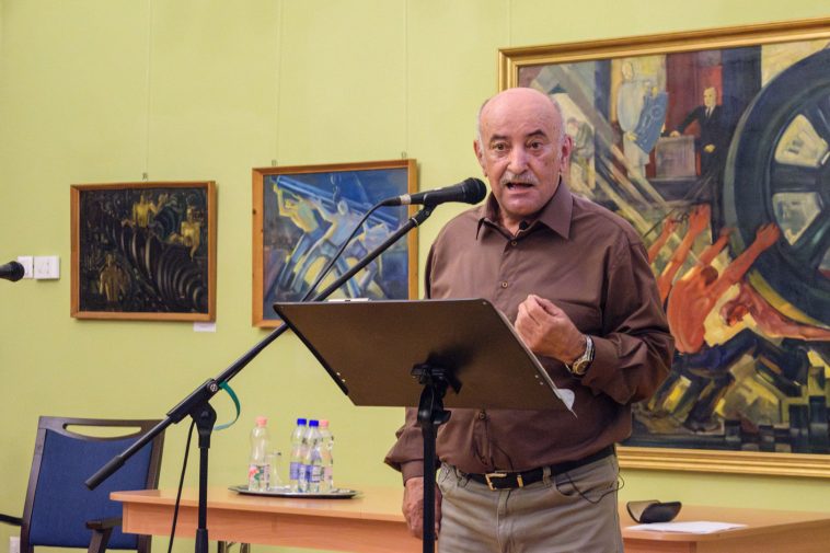 Harencsár László standupja a Tessedik Sámuel Múzeumban 2025. április 5-én.