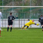 Kugyela Kristóf jó irányba indult, de nem tudta fogni a végül mesterhármast lövő Tanner Gergő lövését.