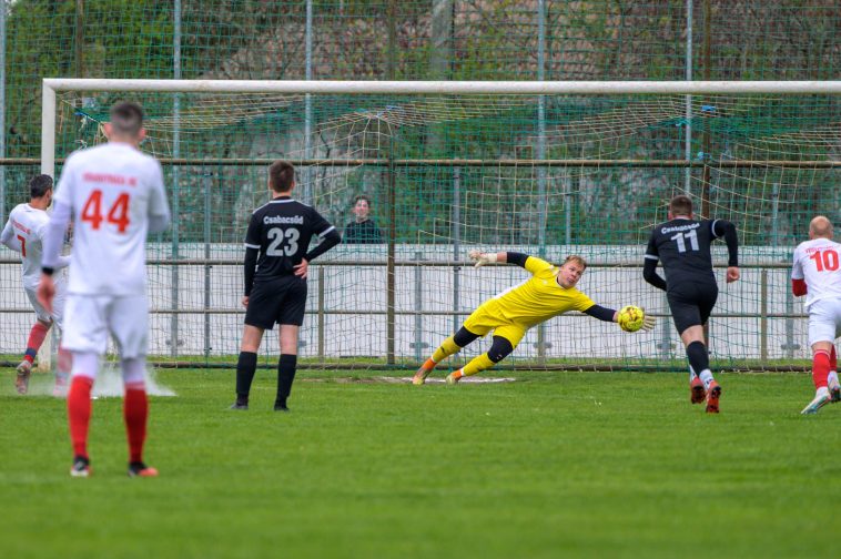 Kugyela Kristóf jó irányba indult, de nem tudta fogni a végül mesterhármast lövő Tanner Gergő lövését.