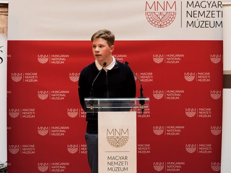 Kondacs György József, a GFE Szarvasi Gyakorlójának 8. osztályos tanulója a Magyar Nemzeti Múzeum dísztermében a Kosáry Domokos Történelemverseny országos döntőjében.