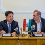 A Wuxiból érkezett küldöttséget Cai Wenyu, a Vuxi Városi Népi Kormány Információs Hivatalának igazgatója vezette. Mellette vendéglátója, Hodálik Pál polgármester.