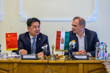 A Wuxiból érkezett küldöttséget Cai Wenyu, a Vuxi Városi Népi Kormány Információs Hivatalának igazgatója vezette. Mellette vendéglátója, Hodálik Pál polgármester.