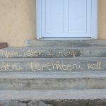 A belépők ma mindenhol versekbe botlottak Békésszentandráson.