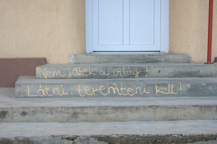 A belépők ma mindenhol versekbe botlottak Békésszentandráson.