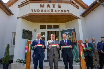 Dankó Béla országgyűlési képviselő, dr. Gyuricza Csaba, a MATE rektora és Hodálik Pál, Szarvas város polgármestere a MATE megújult Tudásközpontjának átadóján.