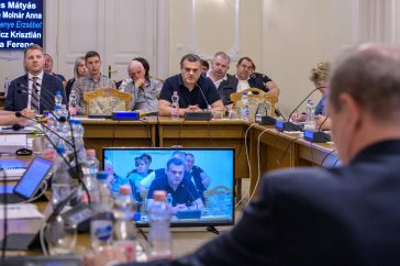 Bukovinszky Béla, a Szarvasi FC alelnöke a 2025. április 17-i testületi ülésen.