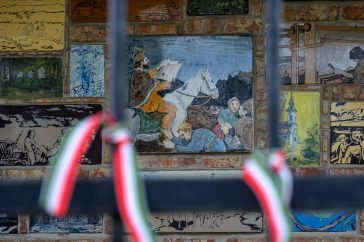 Nemzeti szín szalagok a Jubileumi Emlékház kerítésén 2025. április 17-én Békésszentandráson.