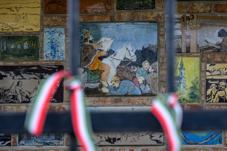 Nemzeti szín szalagok a Jubileumi Emlékház kerítésén 2025. április 17-én Békésszentandráson.