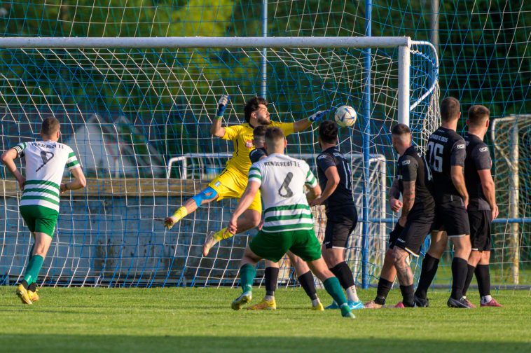 Bány Bence szabadrúgását nem érhette el Köteles Attila.