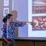 Szücsy Krisztina textilművész április 26-án, szombaton volt vendége a Tessedik-talks rendezvénysorozat első állomásának a Tessedik Sámuel Múzeum dísztermében.