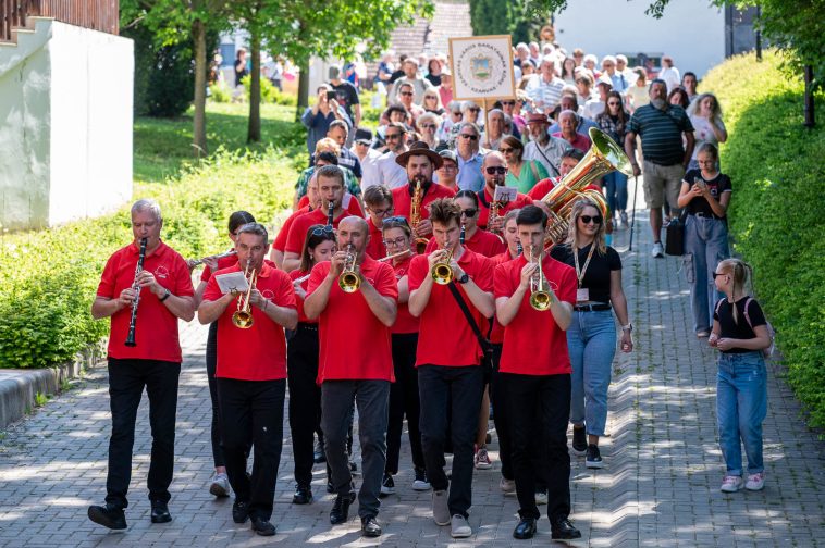 Szarvas Város Fúvószenekara vezeti a felvonulókat 2025. május 1-én.