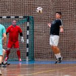 Mural Károly, a Gallicoop kapusa várja, hogy Nguyen Martin (Nagyrét Farm) labdalevételéből lesz-e kapura lövés.