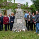 Emlékezők Vértesi Mihály szobránál 2025. május 6-án.