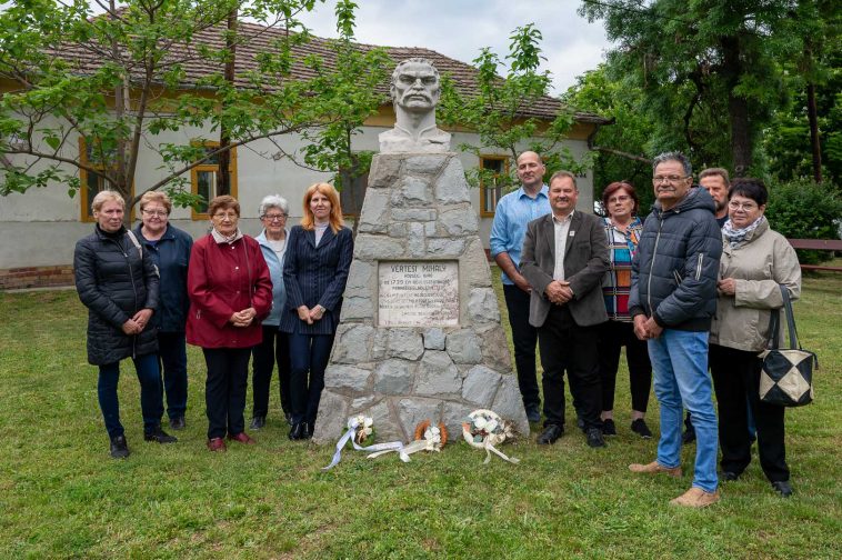 Emlékezők Vértesi Mihály szobránál 2025. május 6-án.