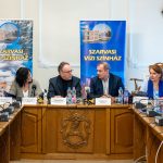 Seregi Zoltán, a Jókai Színház igazgatója, dr. Szabó Károlyné, a Magyar Teátrumi Társaság ügyvezetője, Fekete Péter, a Fővárosi Nagycirkusz főigazgatója, Hodálik Pál Szarvas város polgármestere, dr. Dósa Zsuzsa a Cervinus Teátrum igazgatója a május 20-i sajtótájékoztatón.