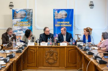 Seregi Zoltán, a Jókai Színház igazgatója, dr. Szabó Károlyné, a Magyar Teátrumi Társaság ügyvezetője, Fekete Péter, a Fővárosi Nagycirkusz főigazgatója, Hodálik Pál Szarvas város polgármestere, dr. Dósa Zsuzsa a Cervinus Teátrum igazgatója a május 20-i sajtótájékoztatón.