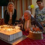 A 106 gyertya elfújására készül Papp Laci bácsi.