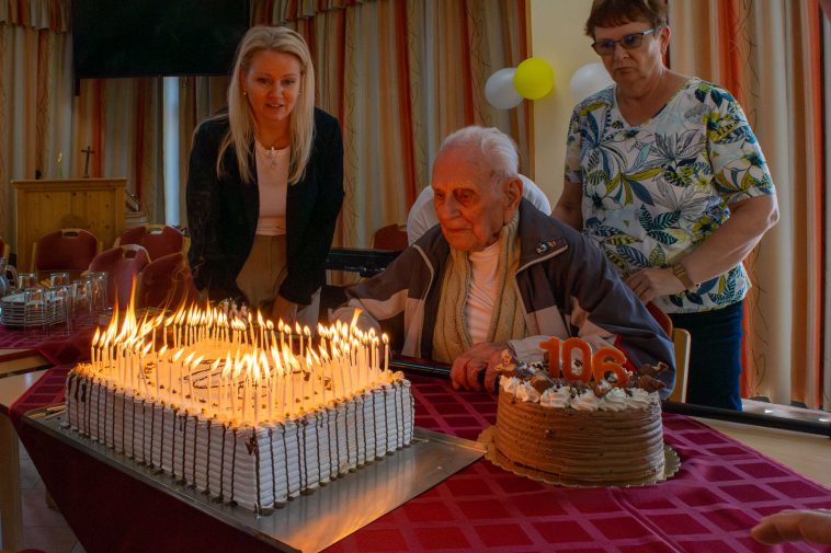 A 106 gyertya elfújására készül Papp Laci bácsi.