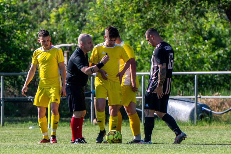 A második félidőre átöltözött pirosba Korbely Péter és alakulata.