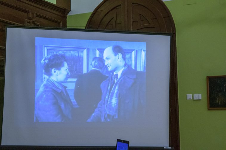 Korabeli felvételen Ruzicskay György festőművész.