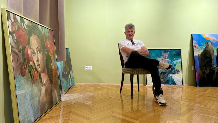 Korbely Istvánnal a kiállítás előkészületei közben.