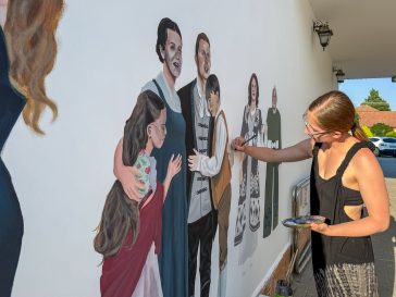 Tóth-Rigler Emma munka közben.