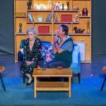 Marjai Virág (Maureen) és Hajdú Steve (Joe) Jon Lonoff Centiről centire című vígjátékának 2025. június 14-i előadásán a Szarvasi Vízi Színházban.