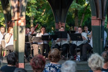 A Kis esti zene 2025-ös sorozatát a Szarvasi Rezesbanda nyitotta péntek este.