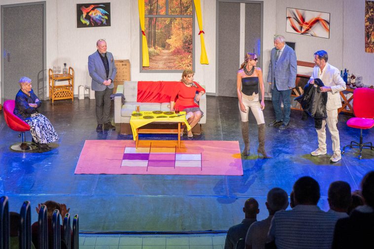 Eric Assous: Férjek a slamasztikában, avagy Ártatlanok? című darabját mutatták be a Szarvasi Vízi Színházban 2025. június 20-án.