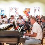 Szuromi Zoltán zenél Korbely István festőművész tárlatvezetésének felvezetéseként.