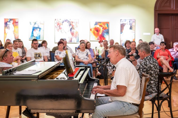 Szuromi Zoltán zenél Korbely István festőművész tárlatvezetésének felvezetéseként.